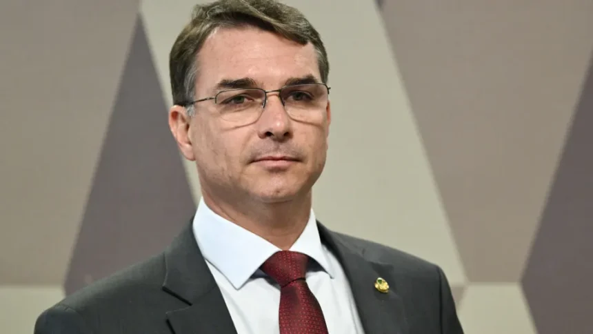 Flávio Bolsonaro ameaça apoiar Moro no Paraná para frear candidatura de Ratinho Jr.