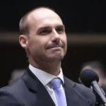 Eduardo Bolsonaro irrita apoiadores ao surfar em Abu Dhabi