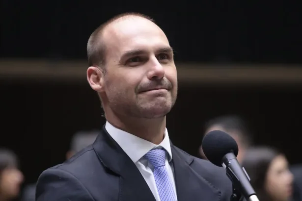 Eduardo Bolsonaro irrita apoiadores ao surfar em Abu Dhabi