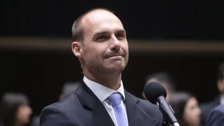 Eduardo Bolsonaro irrita apoiadores ao surfar em Abu Dhabi