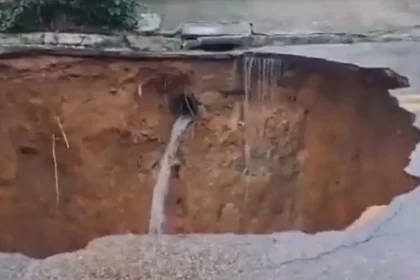 Cratera se abre em rua e 156 ficam desalojados em São José dos Campos (SP)