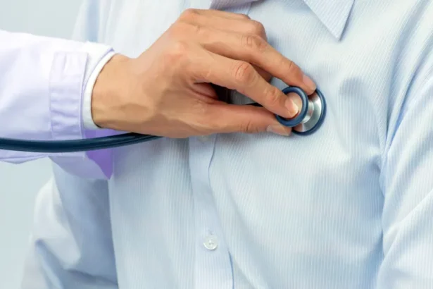 Médico no PR é condenado a prisão por cobrar pacientes por cirurgias feitas pelo SUS