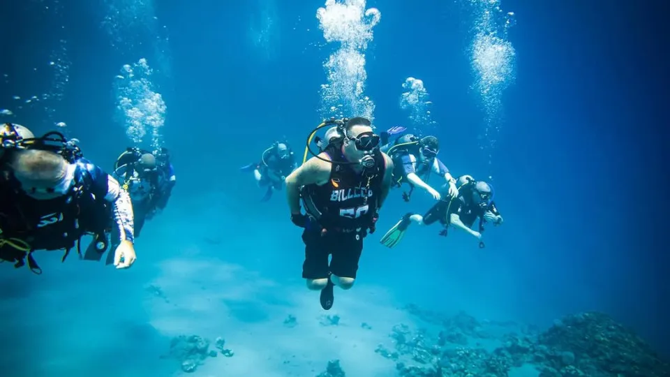 Paraplégico realiza o mergulho mais mortífero do mundo: