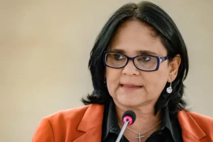 Damares denuncia Freixo por Embratur apoiar escola que homenageia Lula