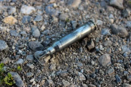 Assaltantes explodem carro-forte e trocam tiros com a polícia na Itália