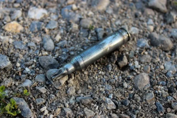 Assaltantes explodem carro-forte e trocam tiros com a polícia na Itália