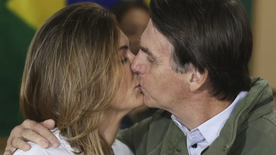 Bolsonaro manda carta de amor à Michelle: “Te amo para sempre”