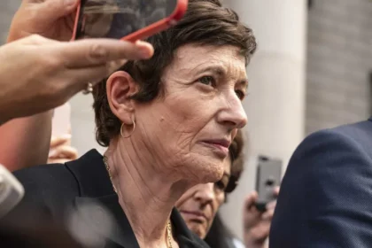 Cúmplice de Epstein se recusa a responder perguntas em depoimento