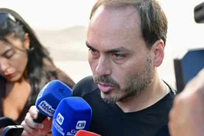 PL define Carlos Bolsonaro para o Senado em SC e empurra candidata de Michelle para fora do partido