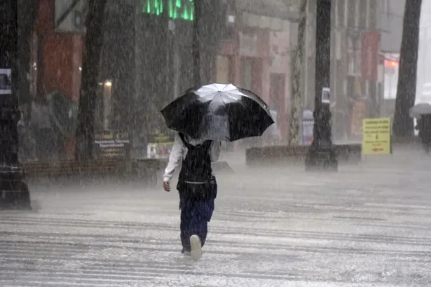 Inmet alerta para chuvas intensas em todo o Brasil, com volumes de até 100 mm nesta segunda