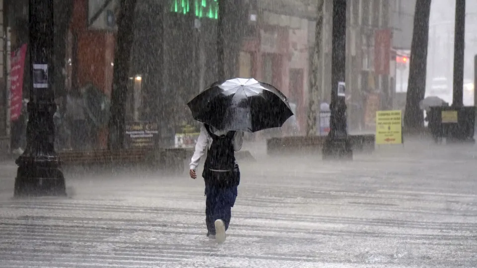 Inmet alerta para chuvas intensas em todo o Brasil, com volumes de até 100 mm nesta segunda