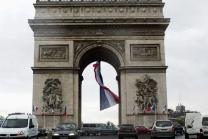 Homem é morto pela polícia ao tentar esfaquear músico no Arco do Triunfo