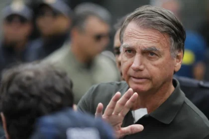 Bolsonaro depôs à PF na prisão por ter associado Lula a