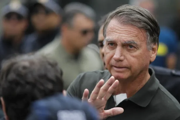Bolsonaro depôs à PF na prisão por ter associado Lula a