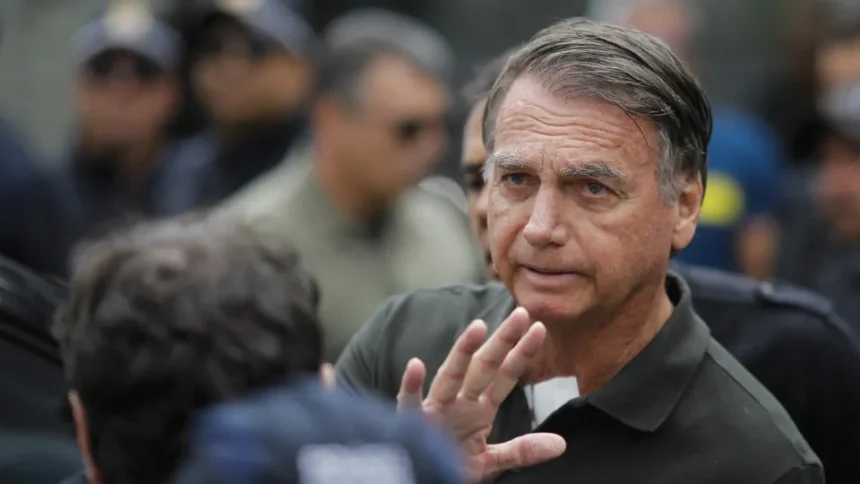 Bolsonaro depôs à PF na prisão por ter associado Lula a