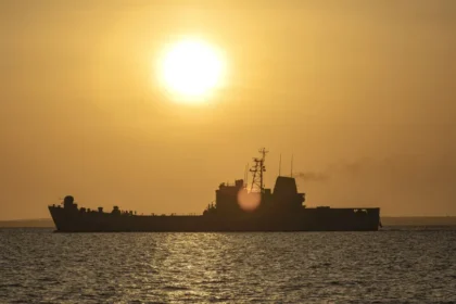 Marinha dos EUA destrói nova embarcação no Caribe e deixa três mortos