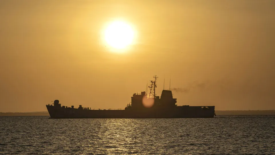 Marinha dos EUA destrói nova embarcação no Caribe e deixa três mortos