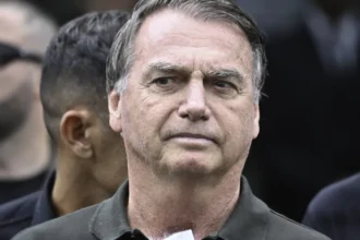 Bolsonaro completa 6 meses preso com briga por sobrevivência do clã e em negociação por domiciliar