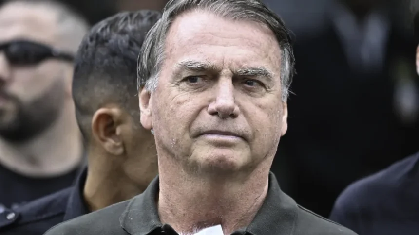 Bolsonaro completa 6 meses preso com briga por sobrevivência do clã e em negociação por domiciliar