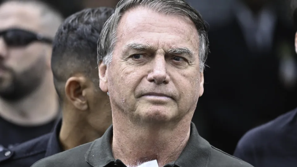 Bolsonaro completa 6 meses preso com briga por sobrevivência do clã e em negociação por domiciliar