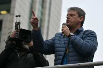 Gestão Tarcísio inicia experimento que divide alunos por rendimento escolar