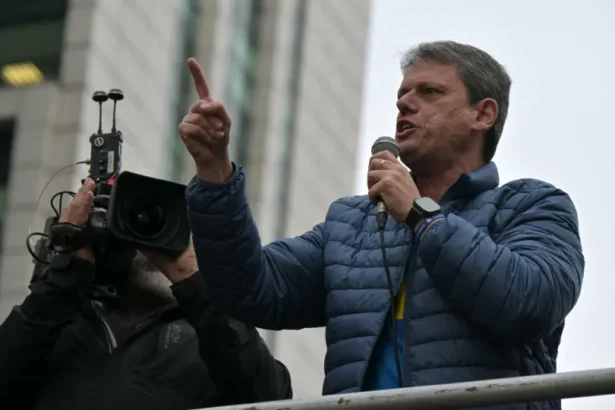 Gestão Tarcísio inicia experimento que divide alunos por rendimento escolar