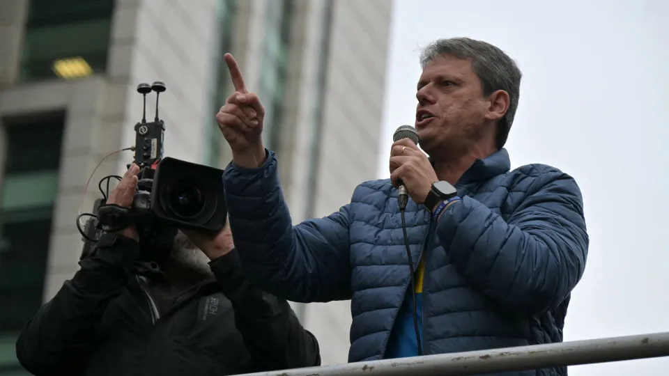 Gestão Tarcísio inicia experimento que divide alunos por rendimento escolar