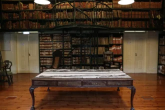 Brasileiros procuram em arquivo português provas de que são donos de terras