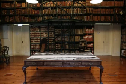 Brasileiros procuram em arquivo português provas de que são donos de terras