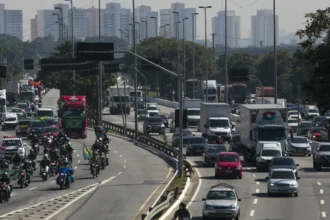 Homem é baleado em briga de trânsito na marginal Tietê (SP)