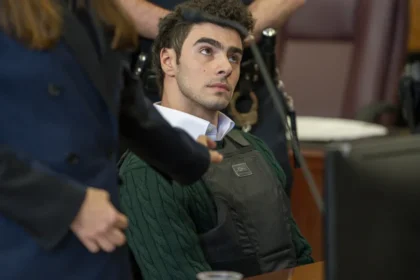 Justiça dos EUA marca julgamento de Luigi Mangione por assassinato de CEO