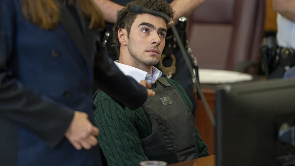 Justiça dos EUA marca julgamento de Luigi Mangione por assassinato de CEO