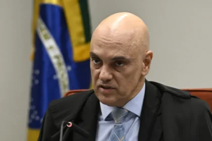 Moraes reduz pena e mantém prisão domiciliar de Roberto Jefferson