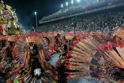 Rosas de Ouro e Dragões da Real encantam em noite marcada por atraso nos desfiles em SP