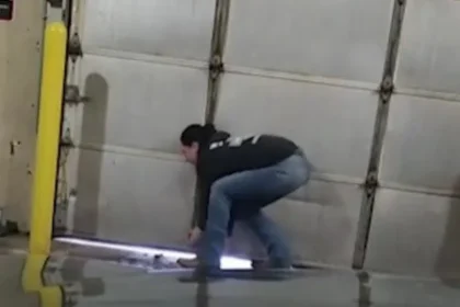 Mulher fica presa em lava-jato e se desespera após falha no sistema; veja