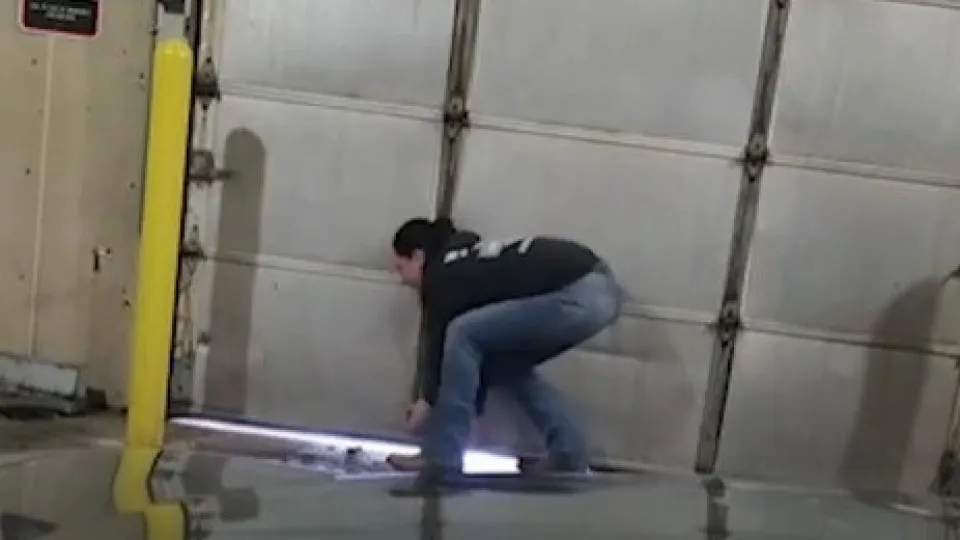 Mulher fica presa em lava-jato e se desespera após falha no sistema; veja