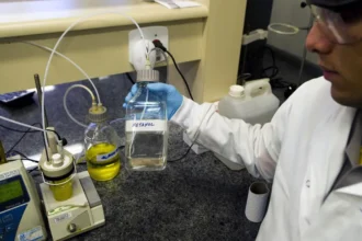 Carnaval: metanol em bebidas liga sinal de alerta nos estados