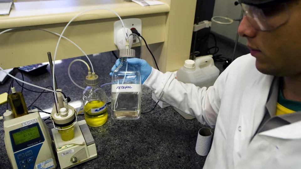 Carnaval: metanol em bebidas liga sinal de alerta nos estados