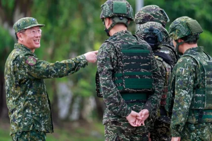 Ministro da Defesa de Taiwan adverte que ameaça da China é urgente e real