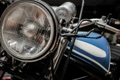 Motociclista empina moto e atropela mulher em faixa de pedestres em SP