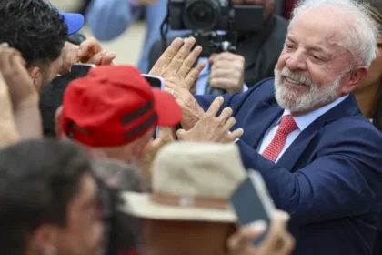 Lula deixa hospital após cirurgia de catarata no olho esquerdo
