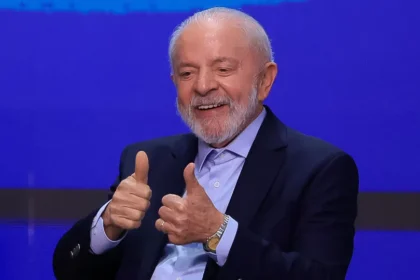 Lula chega a hospital para cirurgia de catarata em Brasília