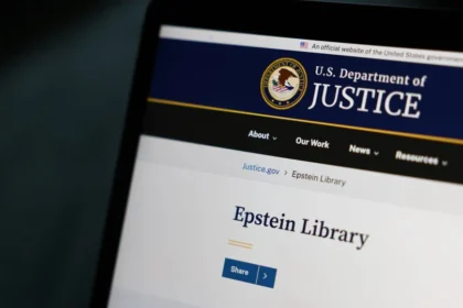 Divulgado vídeo que Epstein gravou às escondidas quando estava detido