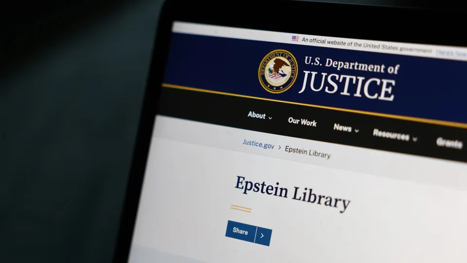 Divulgado vídeo que Epstein gravou às escondidas quando estava detido