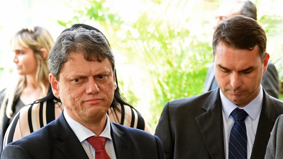 Encontro com Bolsonaro na Papudinha deve selar adesão de Tarcísio a Flávio, dizem aliados