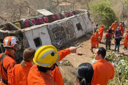 Ônibus com romeiros capota e deixa 15 mortos e vários feridos no sertão de Alagoas