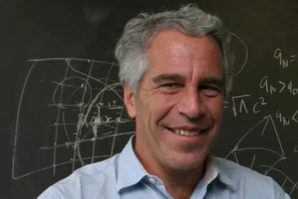 Documentos sugerem que Epstein teve um filho (mas irmão nega)