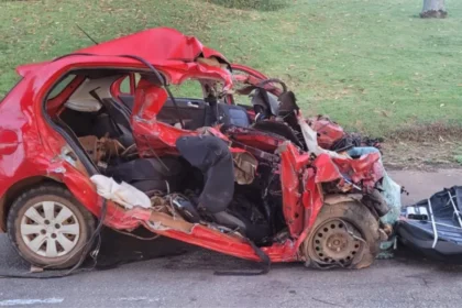 Acidente entre carro e carreta deixa cinco mortos em rodovia de Goiás