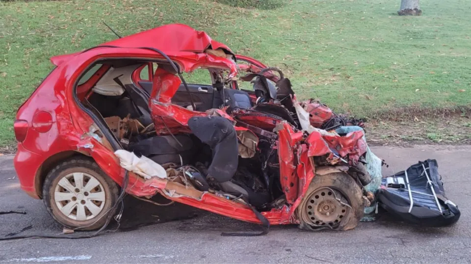 Acidente entre carro e carreta deixa cinco mortos em rodovia de Goiás