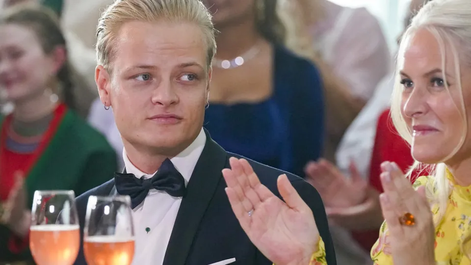 Acusado de estupro, filho da princesa herdeira da Noruega se diz inocente em 1º dia de julgamento